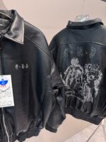 Giubotti in pelle nera con ricami moderni, stile bomber, dettagli eleganti e design innovativo.