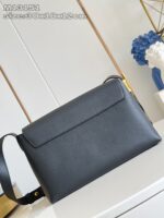 Bauletto nero in vera pelle, elegante e versatile, ideale per ogni occasione.
