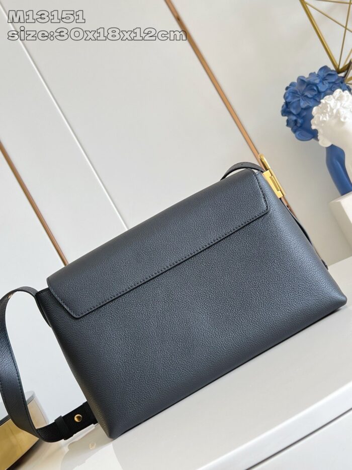 Bauletto nero in vera pelle, elegante e versatile, ideale per ogni occasione.