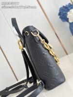 Borsa nera elegante in pelle con catena doro e design raffinato per ogni occasione.