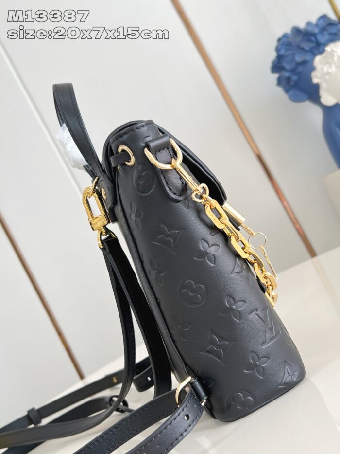 Borsa nera elegante in pelle con catena doro e design raffinato per ogni occasione.