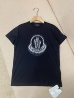 Maglietta nera con logo MUSCLE e grafica moderna, perfetta per stile casual e alla moda.