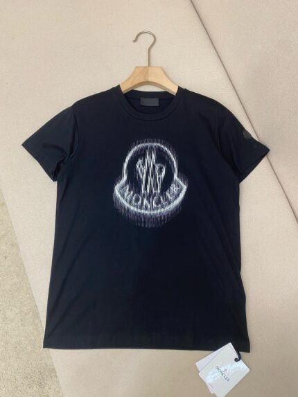 Maglietta nera con logo MUSCLE e grafica moderna, perfetta per stile casual e alla moda.