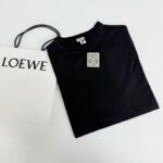 T-shirt nera di lusso LOEWE con logo, packaging elegante e stile sofisticato.