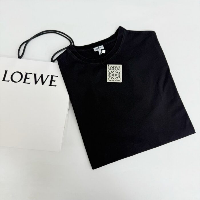 T-shirt nera di lusso LOEWE con logo, packaging elegante e stile sofisticato.