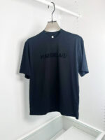 T-shirt nera Maison Margiela con logo sfumato, stile casual e moderno.