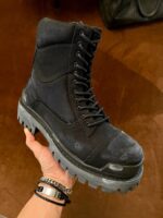 Stivaletto nero resistente con suola antiscivolo, supporto ankle e stile urbano moderno.
