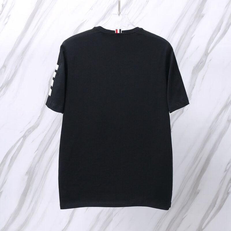 Maglietta nera minimalista con dettagli bianchi su manica, stile casual e versatile.