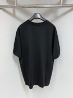 Maglietta nera minimalista casual vista posteriore, senza loghi, su sfondo neutro.