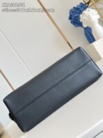 Portafoglio in pelle nera minimalista, elegante e moderno, su superficie chiara con decorazioni artistiche.