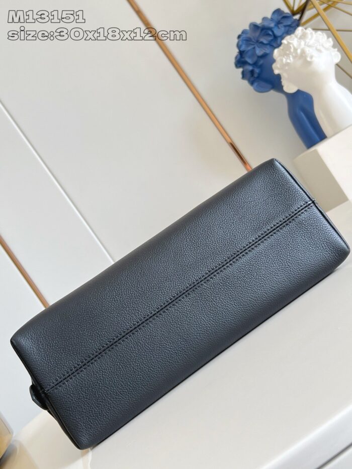 Portafoglio in pelle nera minimalista, elegante e moderno, su superficie chiara con decorazioni artistiche.