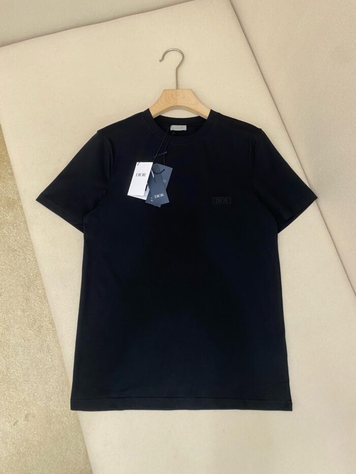 T-shirt nera minimalista in cotone, maniche corte, versatile per look casual e moderni.
