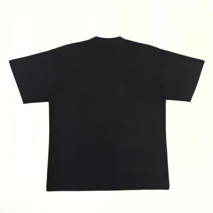 Maglietta nera classica in cotone, versatile, semplice e ideale per ogni stile e occasione.