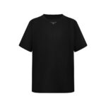 Maglietta nera minimalista a maniche corte, leggera e versatile per un look casual e raffinato.