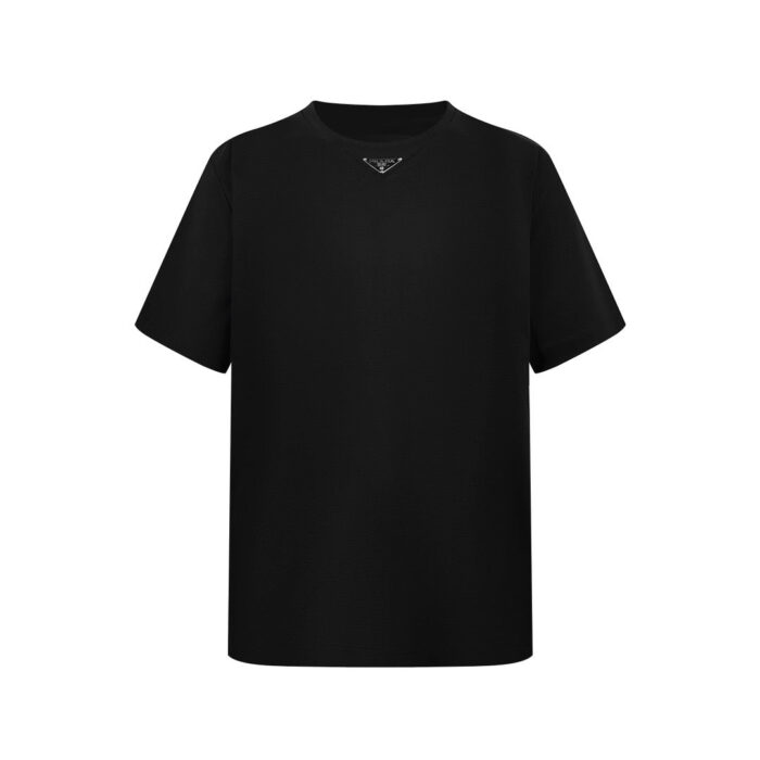 Maglietta nera minimalista a maniche corte, leggera e versatile per un look casual e raffinato.