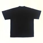 T-shirt nera minimalista con dettagli a pois, versatile e morbida per uno stile casual.