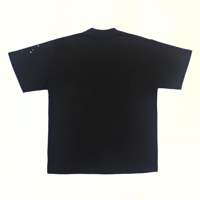 T-shirt nera minimalista con dettagli a pois, versatile e morbida per uno stile casual.