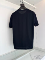 Maglietta nera minimalista con girocollo in tessuto leggero e stile elegante.