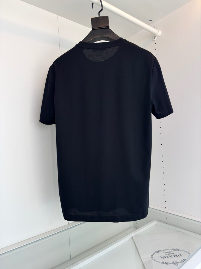 Maglietta nera minimalista con girocollo in tessuto leggero e stile elegante.
