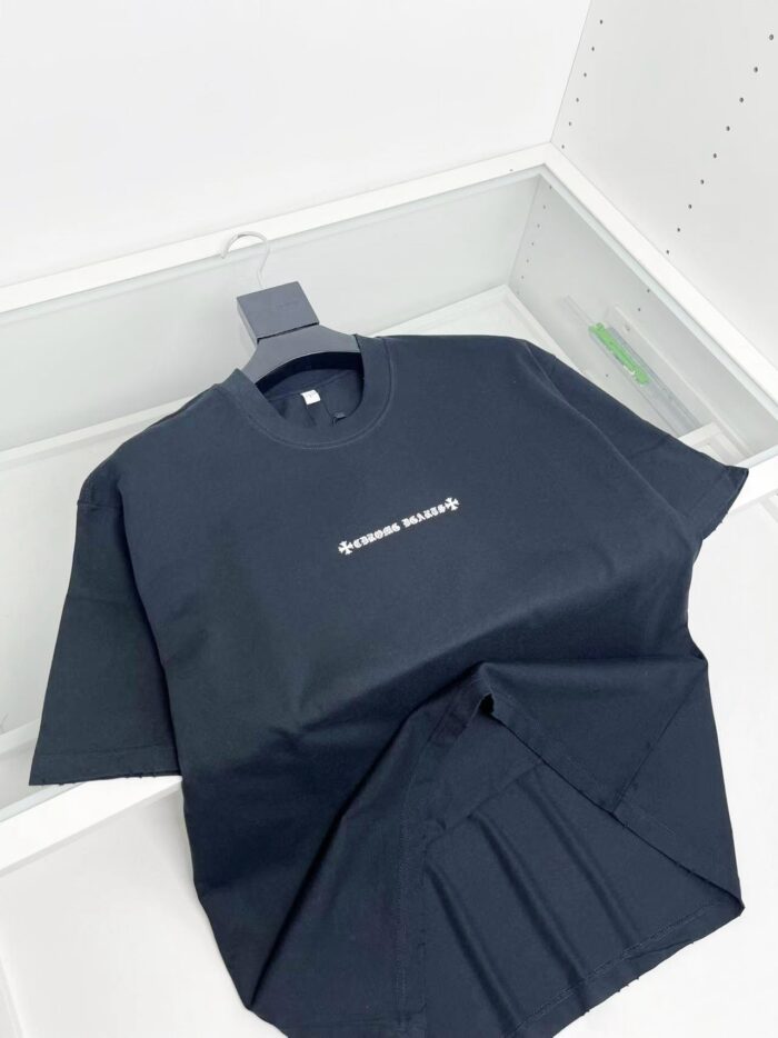 Maglietta nera minimalista con scritte Perennial Beauty in stile casual e moderno.