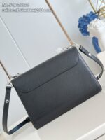 Borsa nera in pelle minimalista con chiusura a fascia e cuciture di qualità.