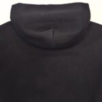 Felpa nera minimalista con cappuccio, design pulito e look versatile per ogni occasione.