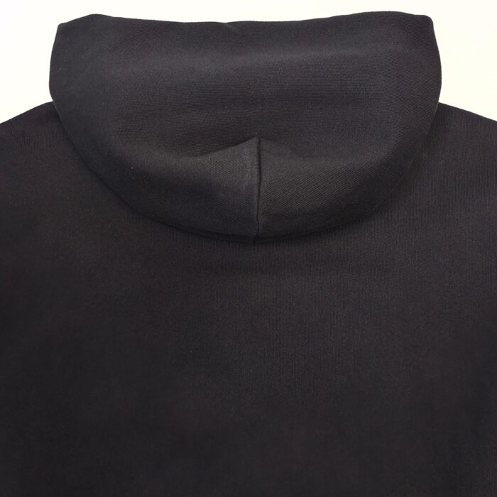 Felpa nera minimalista con cappuccio, design pulito e look versatile per ogni occasione.