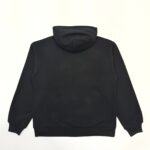 Felpa nera minimalista con cappuccio, maniche classiche e design semplice e versatile.