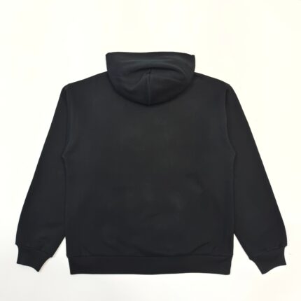 Felpa nera minimalista con cappuccio, maniche classiche e design semplice e versatile.
