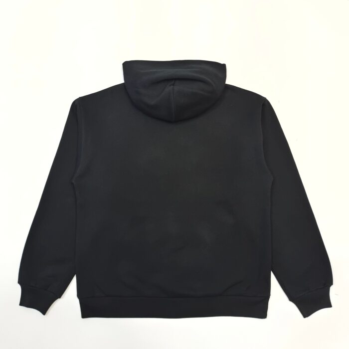 Felpa nera minimalista con cappuccio, maniche classiche e design semplice e versatile.