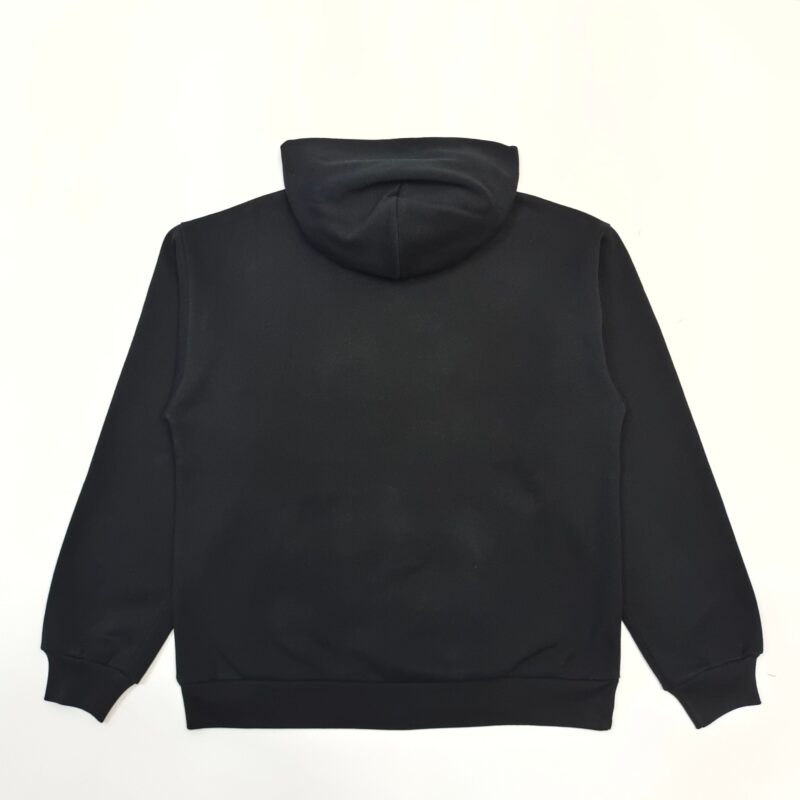 Felpa nera minimalista con cappuccio, maniche classiche e design semplice e versatile.