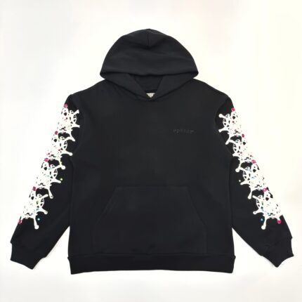 Felpa nera con dettagli colorati e moderno design, ideale per look casual e streetwear.