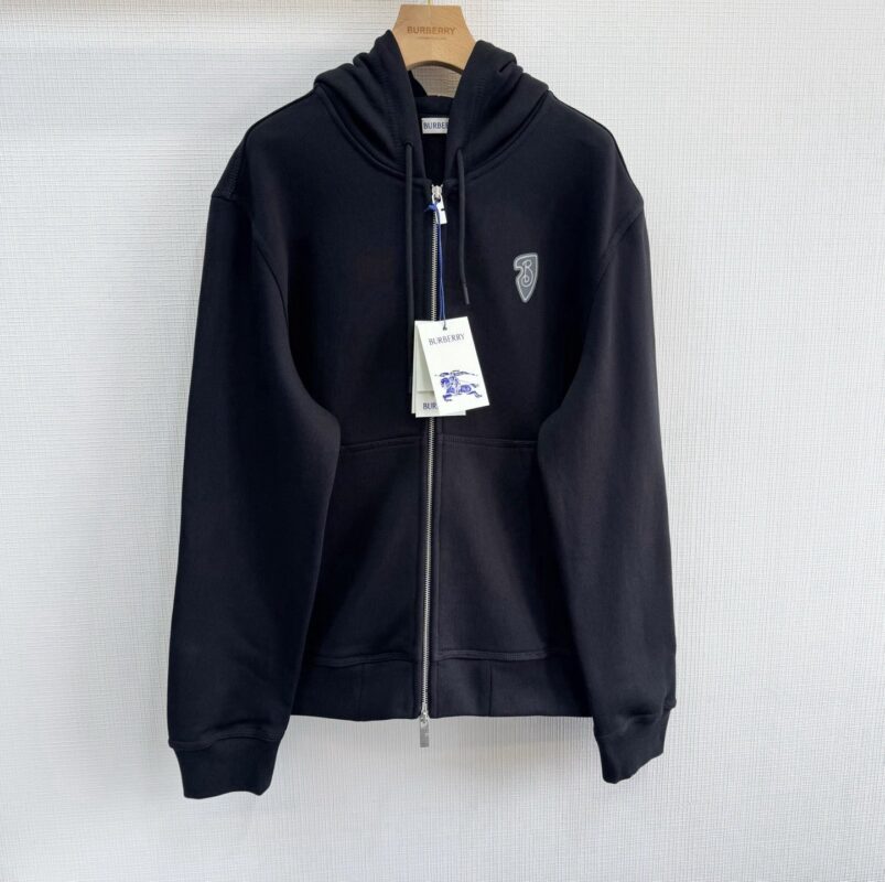 Felpa nera minimalista con zip, cappuccio regolabile e logo, perfetta per uno stile casual e moderno.