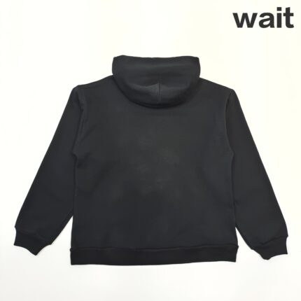 Felpa nera minimalista con scritto wait, stile casual e versatile.