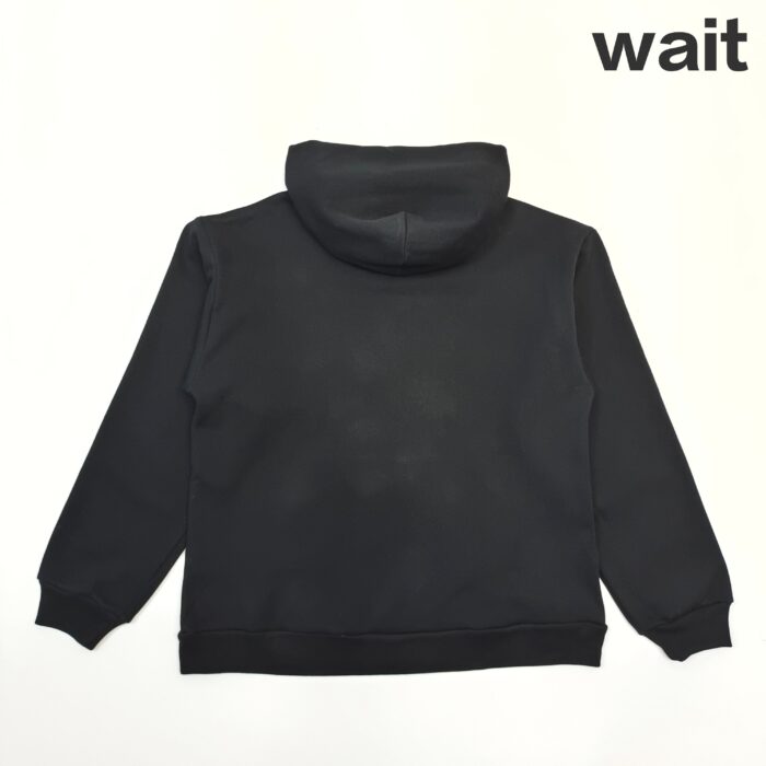 Felpa nera minimalista con scritto wait, stile casual e versatile.