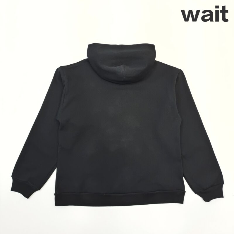 Felpa nera minimalista con scritto wait, stile casual e versatile.