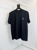 Maglietta nera minimalista con logo sottile su sfondo bianco, stile moderno e versatile.