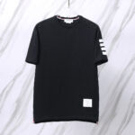 T-shirt nera minimalista con strisce bianche e patch, stile sportivo e versatile, ideale per ogni occasione.