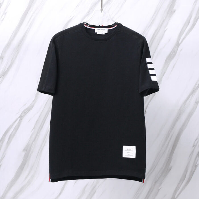 T-shirt nera minimalista con strisce bianche e patch, stile sportivo e versatile, ideale per ogni occasione.