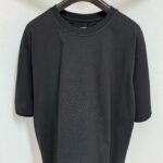 Maglietta nera minimalista in cotone, versatile e comoda, ideale per ogni outfit casual.