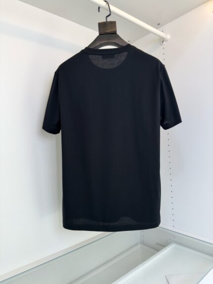 Maglietta nera uomo, vista posteriore, stile minimalista, tessuto leggero e confortevole.