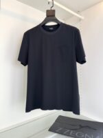 Maglietta nera Z Zegna minimalista con taschino, stile elegante e versatile.