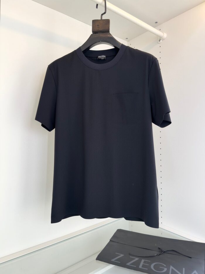 Maglietta nera Z Zegna minimalista con taschino, stile elegante e versatile.