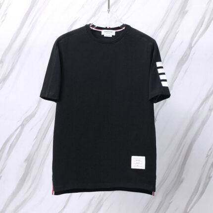 Maglietta nera minimal con dettagli a strisce e patch quadrato, stile sportivo e moderno.