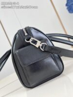 Borsa nera moderna in faux pelle con tracolla regolabile e dettagli argento elegante