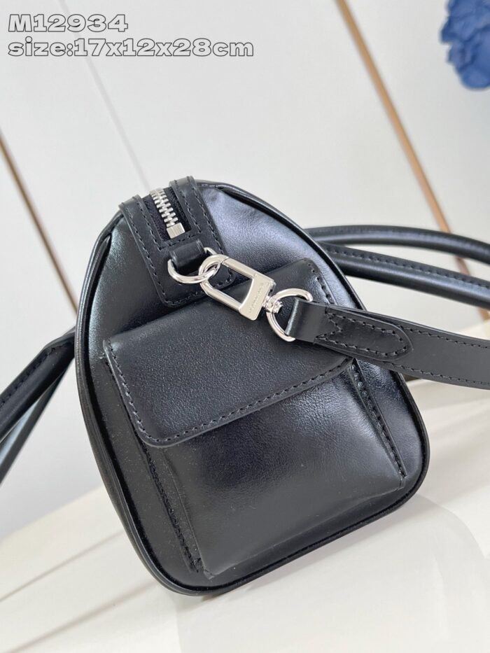 Borsa nera moderna in faux pelle con tracolla regolabile e dettagli argento elegante