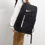 Zaino Nike nero sportivo, stile casual urbano, perfetto per attività quotidiane e moda sportswear.