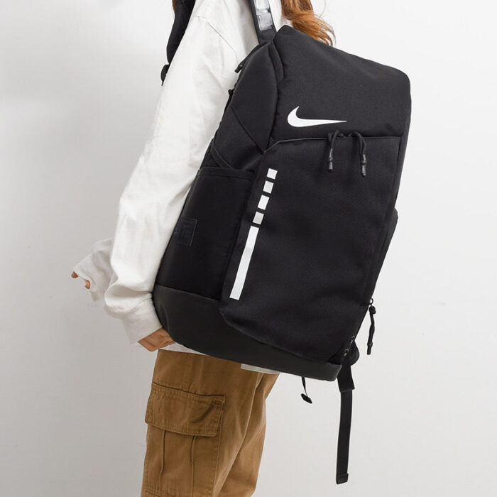 Zaino Nike nero sportivo, stile casual urbano, perfetto per attività quotidiane e moda sportswear.