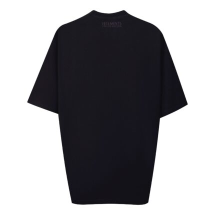 T-shirt oversize nera minimalista in cotone, stile streetwear casual e versatile.