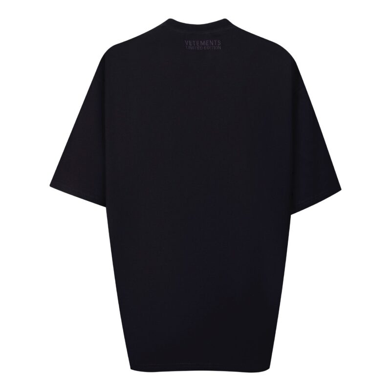 T-shirt oversize nera minimalista in cotone, stile streetwear casual e versatile.